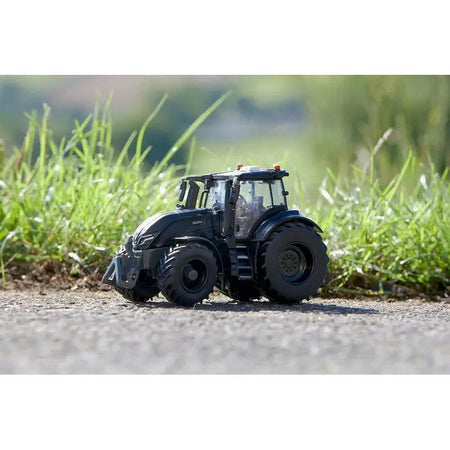 Britain’s Valtra Q305 Versu Tractor Playset 1:32 Scale -