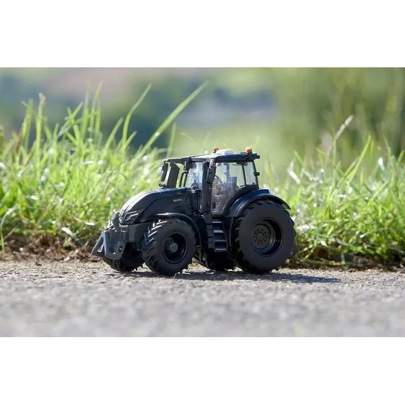 Britain’s Valtra Q305 Versu Tractor Playset 1:32 Scale -