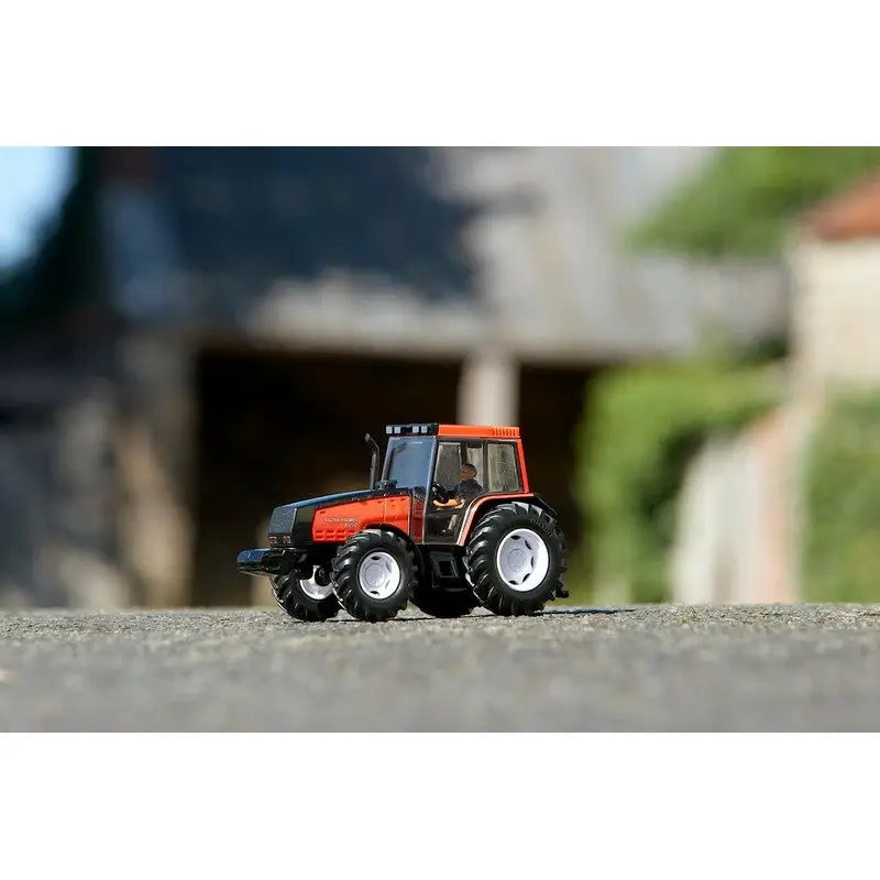 Britain’s Valtra Valmet 8950 Tractor (Fans Choice) 1:32