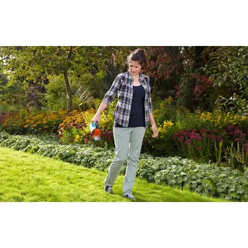 Gardena Small Caster For Distributing Sand Road Salt & Grit